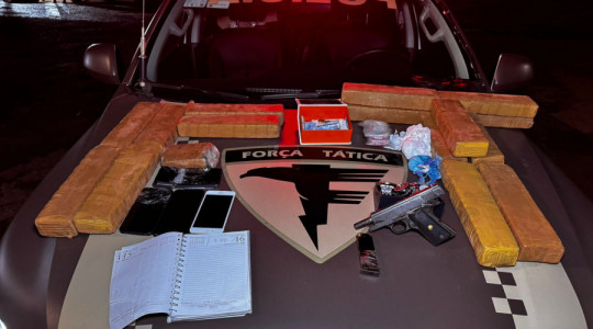 Material apreendido pela PM: 15 tabletes de maconha, mais porções da droga, uma pistola e material para embalagem. A carga foi interceptada após sair do Maranhão em um caminhão de gesso.