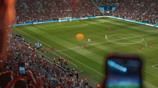 Futebol se tornou um fenômeno mundial, impulsionado por mídia, tecnologia e circulação global de jogadores.