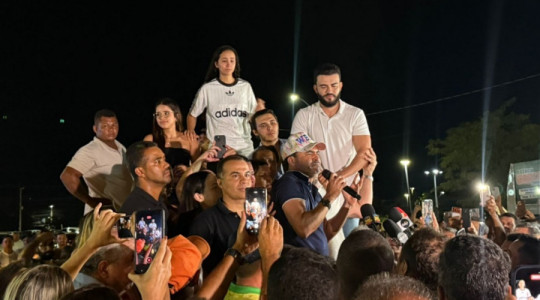 Governador Wanderlei Barbosa discursando durante o mutirão, destacando ações e atendendo a população presente.