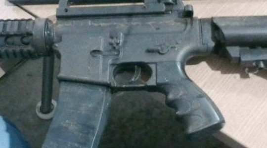 Simulacro de arma de fogo foi apreendido com o suspeito