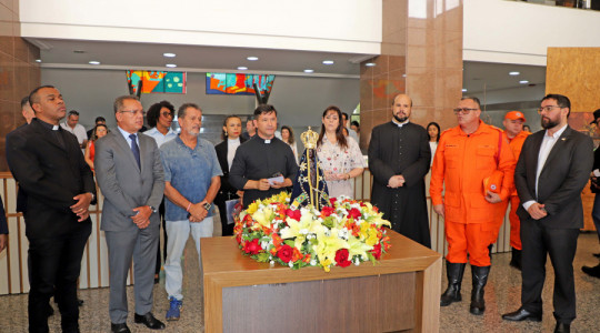 Foto 01 - Imagem peregrina de Nossa Senhora Aparecida foi recebida na manhã desta quarta-feira, 10, no Palácio Araguaia Governador José Wilson Siqueira Campos, por secretários, servidores, líderes religiosos e fiéis, em um momento marcado pela fé e devoçã