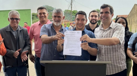 Acompanhado também do deputado federal Ricardo Ayres e do secretário da Indústria, Comércio e Serviços do Tocantins (Sics), Milton Neris.