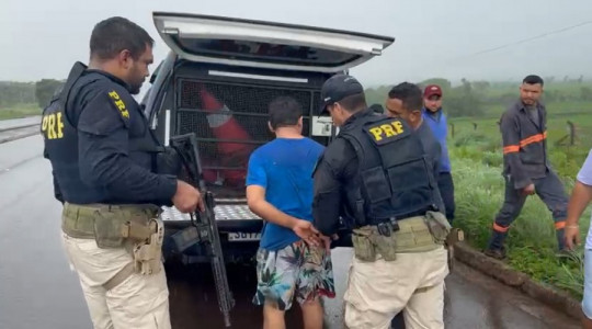Motorista do Ford Ka é preso pela PRF após acidente na BR-153 que resultou na morte de um pai e de um bebê de dois meses, em Araguaína.