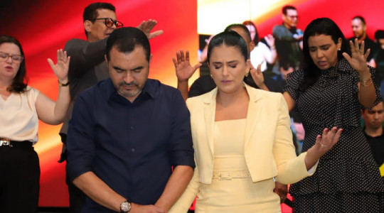 Primeira-dama e o governador Wanderlei recebem oração da igreja durante culto de ação de graças.