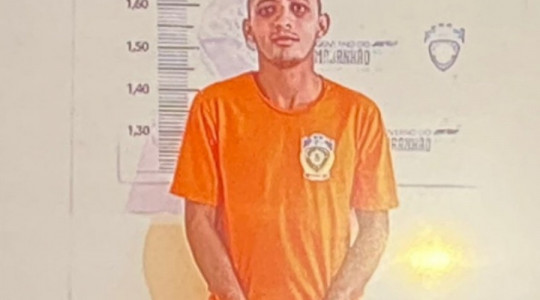 Renan Barros da Silva, de 26 anos, condenado por triplo homicídio, fugiu da Unidade de Tratamento Penal de Cariri do Tocantins na noite de quarta-feira (25); a Polícia Civil segue em busca do fugitivo.