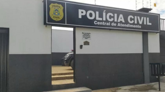 O homem foi autuado em flagrante pelos crimes de injúria majorada, ameaça majorada e subtração de incapaz. 
