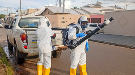 Entre as estratégias de combate ao mosquito Aedes aegypti, o carro fumacê  e a equipe de bloqueio químico estão percorrendo os bairros com maior incidência de casos e notificações. 