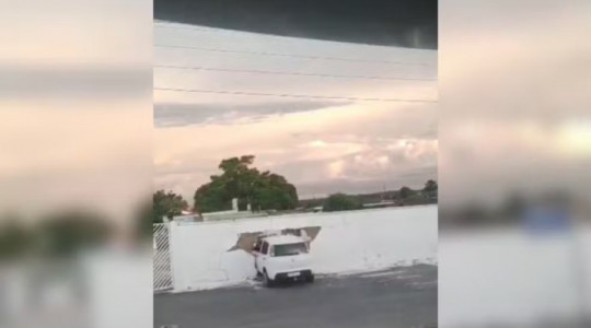 Carro atingiu muro de cemitério em Gurupi 