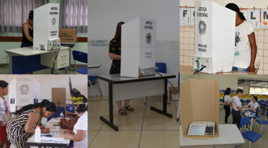 #ParaTodosVerem: Montagem de fotos mostra cabinas da Justiça Eleitoral com urnas eletrônicas instaladas em um local de votação. Eleitoras votam atrás das cabinas enquanto mesários realizam atendimento e conferência de documentos em mesas ao lado.