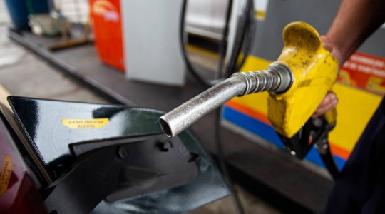 Presidente Lula assina decreto que zera PIS e Cofins do diesel e anuncia medidas para conter alta dos combustíveis 