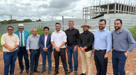Presidente da Câmara, Max Fleury, e vereadores durante vistoria na obra da nova sede do Legislativo em Araguaína (