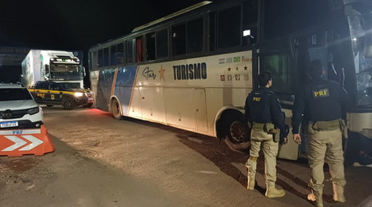 Ônibus abordado pela PRF em Araguaína transportava trabalhadores em condições degradantes; colchões em mau estado e banheiro obstruído foram encontrados no veículo