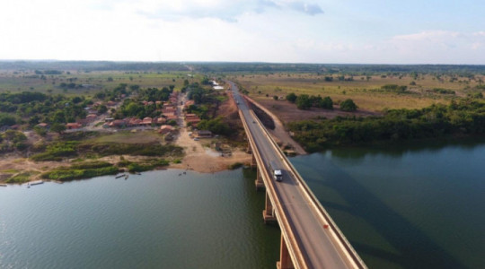 Com limite de 8,5 toneladas por eixo e proibição de cargas especiais, ponte em Araguatins opera sob restrições devido à perda de rigidez estrutural.