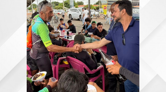 Pré-candidato Ho-che-min cumprimenta lideranças durante o 5º Passeio Ciclístico Ecológico do Bico, em Angico (TO)