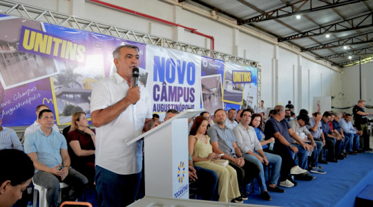 Deputado Amélio Cayres (MDB) durante discurso na assinatura da ordem de serviço para construção do novo campus da Unitins em Augustinópolis (Foto: Lwann Araújo)