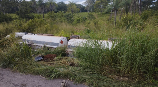 Equipes da PRF e do Corpo de Bombeiros atuam no local do sinistro na BR-153, em Araguaína