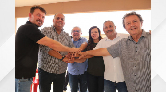 Senadora Professora Dorinha durante visita a Campos Lindos, acompanhada do senador Eduardo Gomes e do prefeito Romeu Kalugin 