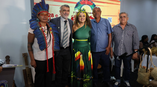 Deputado Amélio Cayres durante abertura da 2ª Feira de Artesanato das Mulheres Empreendedoras da Amazônia, no hall da Assembleia Legislativa 