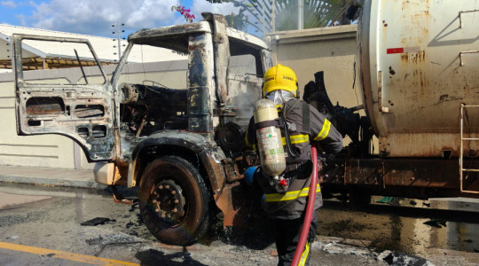 Caminhão do tipo limpa-fossa pegou fogo na tarde desta quarta-feira (29) na Rua José de Alencar, setor Jardim Filadélfia, em Araguaína