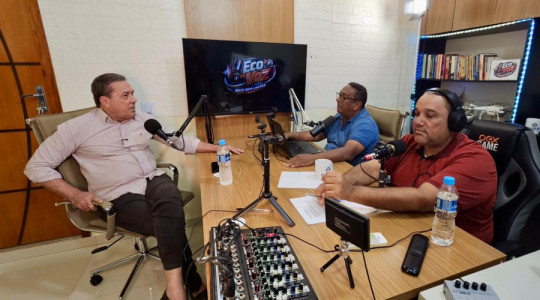 Vanderlei Luxemburgo durante entrevista ao podcast Eco da Voz, em Augustinópolis 
