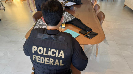 Policiais federais durante cumprimento de mandados da Operação Palavra-Chave em Araguaína