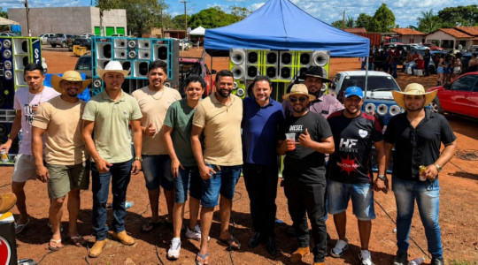 Ho-Che-Min durante cavalgada em Bielândia, ao lado de apoiadores e integrantes do grupo Subliminares