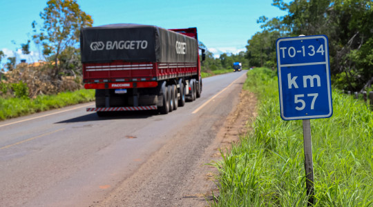 Rodovia TO-134, no trecho entre Axixá e o povoado de Jatobal, no município de Praia Norte,  vai garantir mais segurança, mobilidade e fortalecimento da economia para milhares de moradores da região