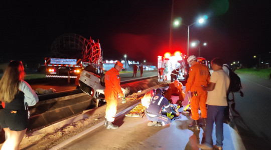 Veículo modelo Chevrolet Corsa capotado no canteiro central da BR-153, em Araguaína