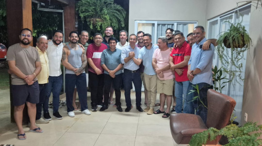 Prefeito Wagner Rodrigues e vereador Max Fleury durante reunião que formalizou apoio à reeleição na presidência da Câmara Municipal de Araguaína
