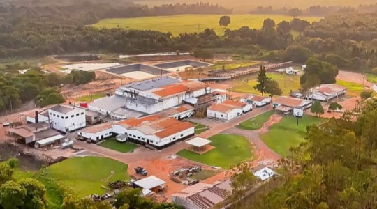 Fachada do Frigorífico LKJ em Araguaína