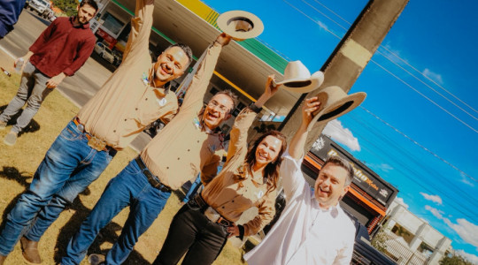 Senadora Professora Dorinha (União Brasil) durante a 36ª Cavalgada de Araguaína, ao lado do prefeito Wagner Rodrigues e lideranças políticas 