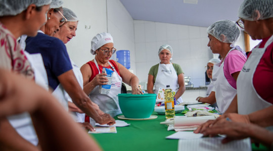 Com carga horária de 16 horas, o curso oferece formação totalmente prática, permitindo que as participantes acompanhem todas as etapas da produção dos alimentos, desde o preparo até a finalização dos produtos.
