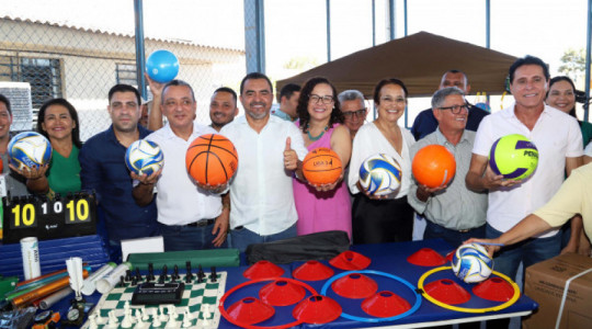 Estudantes do Colégio Estadual de Cristalândia recebem os novos materiais esportivos que serão utilizados nas atividades pedagógicas e nos jogos escolares