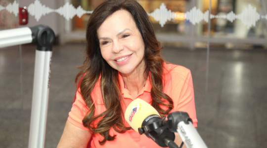 Professora Dorinha durante gravação de vídeo sobre o retorno do Salão do Livro no Tocantins