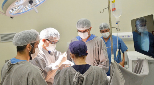 Cirurgia bariátrica é realizada por videolaparoscopia, técnica minimamente invasiva feita por pequenas incisões no abdômen, por onde são inseridos câmera e instrumentos cirúrgicos