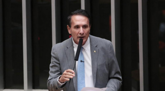 O deputado federal Carlos Gaguim está entre os parlamentares indicados ao Prêmio Congresso em Foco 2026.