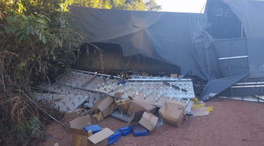 Tabletes de drogas foram encontrados em meio à carga de um caminhão que tombou na BR-010.