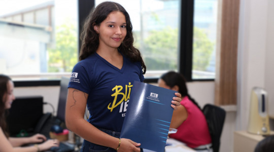Programa IEL de Estágio oferece oportunidades para estudantes de diversas áreas com bolsas de até R$ 1,7 mil.