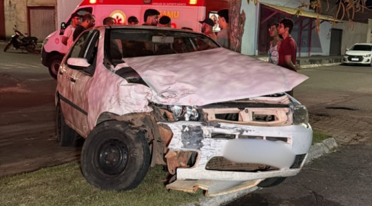 Fiat Palio parou no canteiro central da Av. Brasil no setor Coimbra.