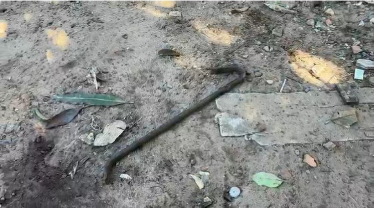 Barra de ferro do tipo pé de cabra usada no ataque. 
