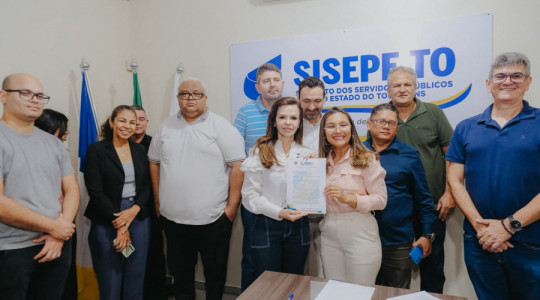 Diretoria do SISEPE/TO entrega carta de propostas à senadora e pré-candidata ao Governo do Tocantins, Professora Dorinha.