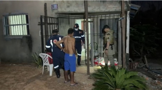 Vítima foi atingida com várias golpes de faca e ainda foi degolada. 