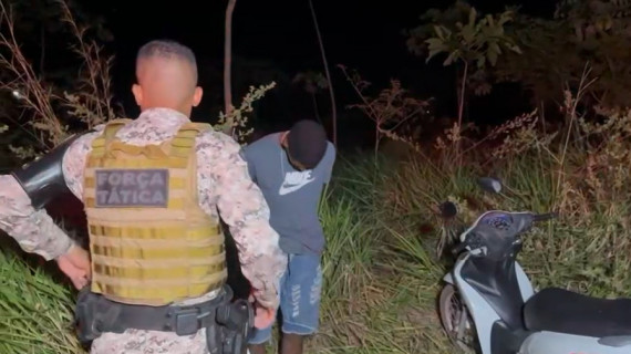Suspeito preso conduz PM ao local onde moto foi escondida após assalto.
