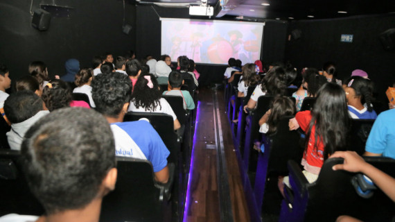 Durante a Sessão Azul, o ambiente da sala de exibição deverá seguir regras específicas para reduzir estímulos sensoriais, como a iluminação em meia-luz, volume de som reduzido e ausência de trailers e comerciais