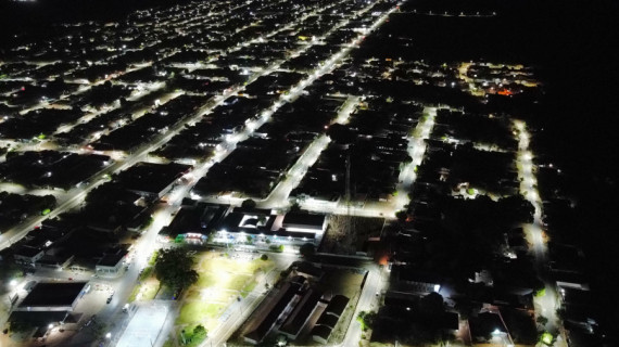 Substituição de luminárias antigas por tecnologia LED garante mais eficiência energética e economia aos municípios tocantinenses.