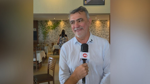 Amélio Cayres durante entrevista ao Portal Araguaína Notícias, em agenda pública.