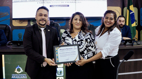 Geolange Carvalho Ferreira, gestora da Escola Olavo Bilac, foi homenageada na Câmara de Araguaína por vencer etapa estadual do Prêmio Educador Transformador e representar o TO na fase nacional.
