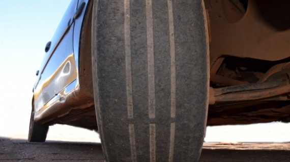  Além de multa e pontos na CNH, os pneus carecas representam um risco à segurança do condutor, passageiros e demais usuários da via, principalmente em pistas molhadas 