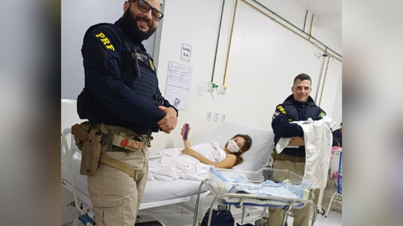 Policiais rodoviários federais prestaram apoio no parto de emergência na BR-153, em Gurupi. Mãe e bebê passam bem.