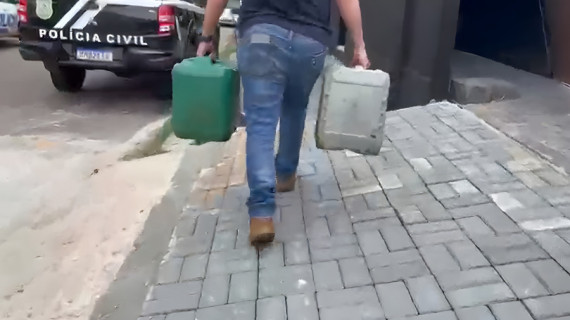 Galões com diesel comum encontrados com motorista suspeito de desviar combustível de caminhão de empresa durante ocorrência registrada em Araguaína.